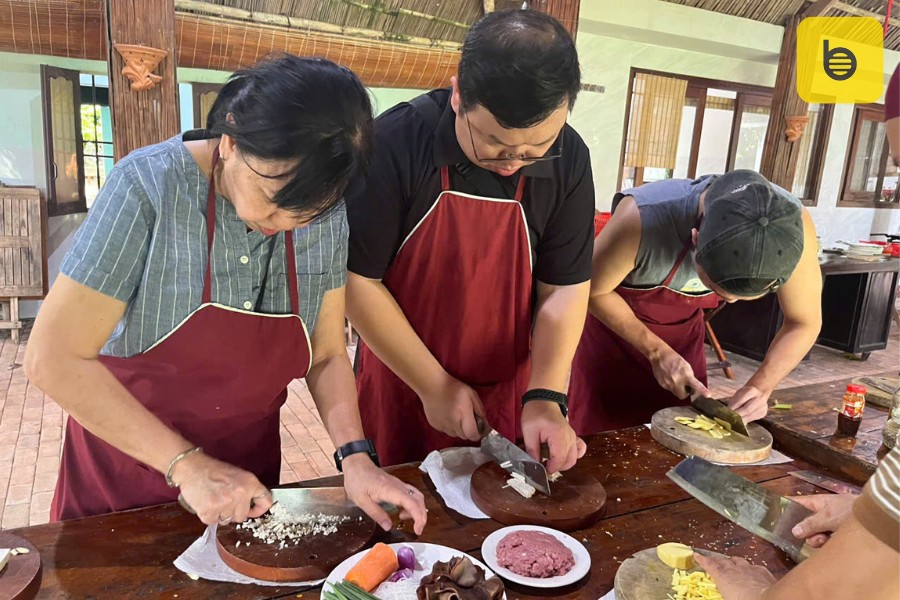 red bridge cooking class tour - bee bee travel
